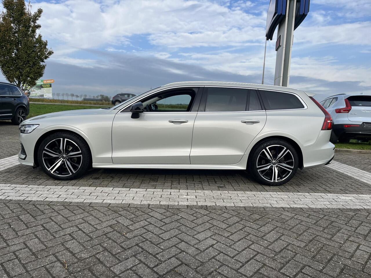 Volvo V60 B4 Momentum Business | Getinte Ramen | Stoelverwarming | 18 inch | Trekhaak |