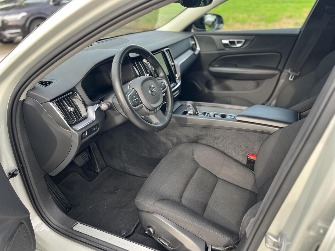 Volvo V60 B4 Momentum Business | Getinte Ramen | Stoelverwarming | 18 inch | Trekhaak |