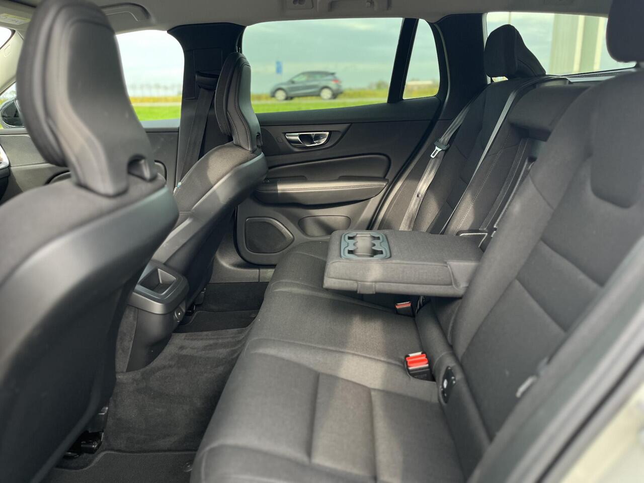 Volvo V60 B4 Momentum Business | Getinte Ramen | Stoelverwarming | 18 inch | Trekhaak |