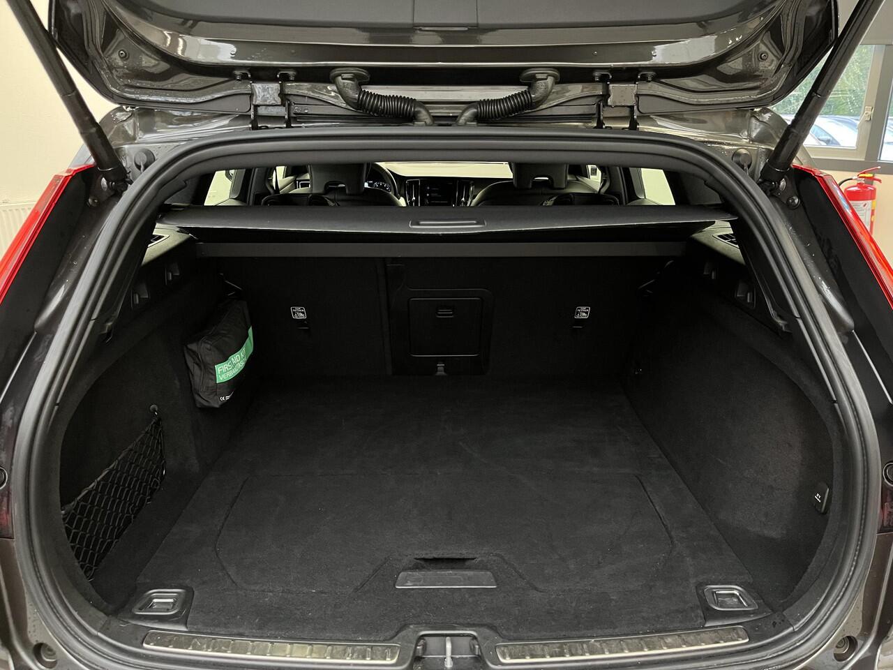 Volvo V60 2.0 B4 R-Design | TREKHAAK | LEDER | CARPLAY | CAMERA | 1e-EIG |