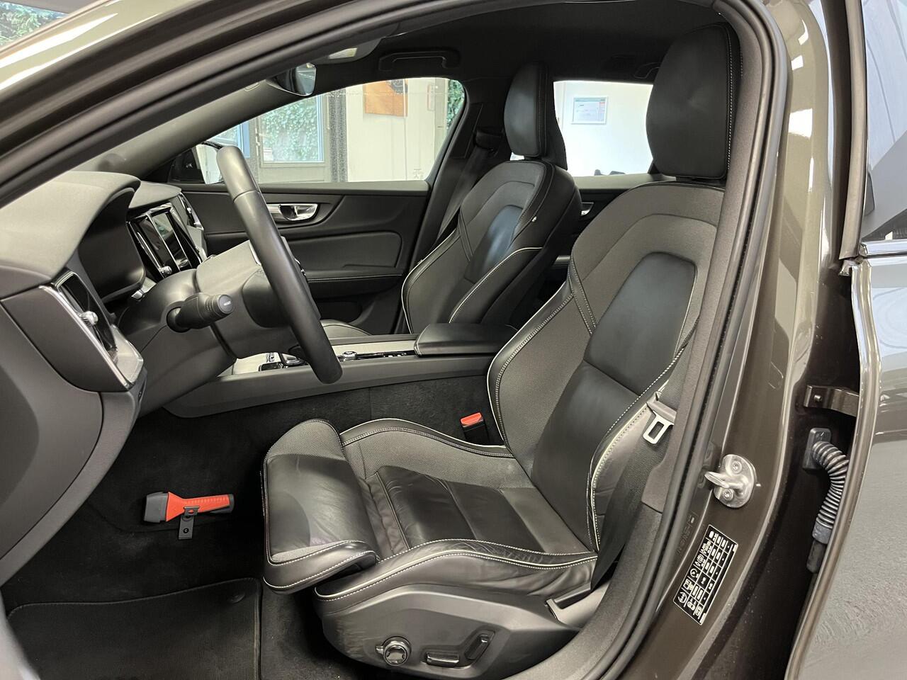 Volvo V60 2.0 B4 R-Design | TREKHAAK | LEDER | CARPLAY | CAMERA | 1e-EIG |