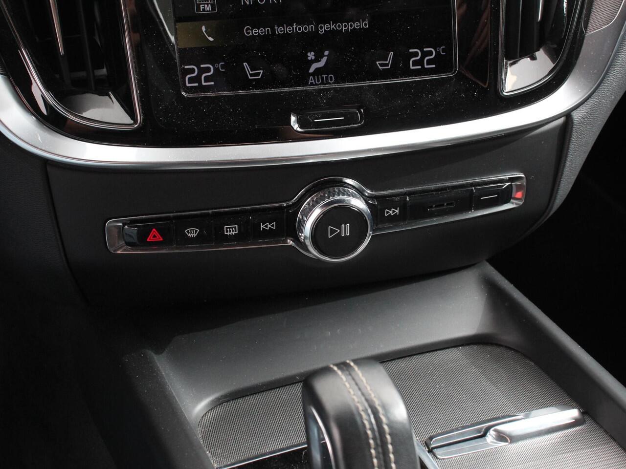 Volvo V60 2.0 B4 R-Design Navigatie Climate control Cruise control adaptive Parkeersensoren Achteruitrijcamera Keyless Navigatie Apple Carplay/ Android Auto