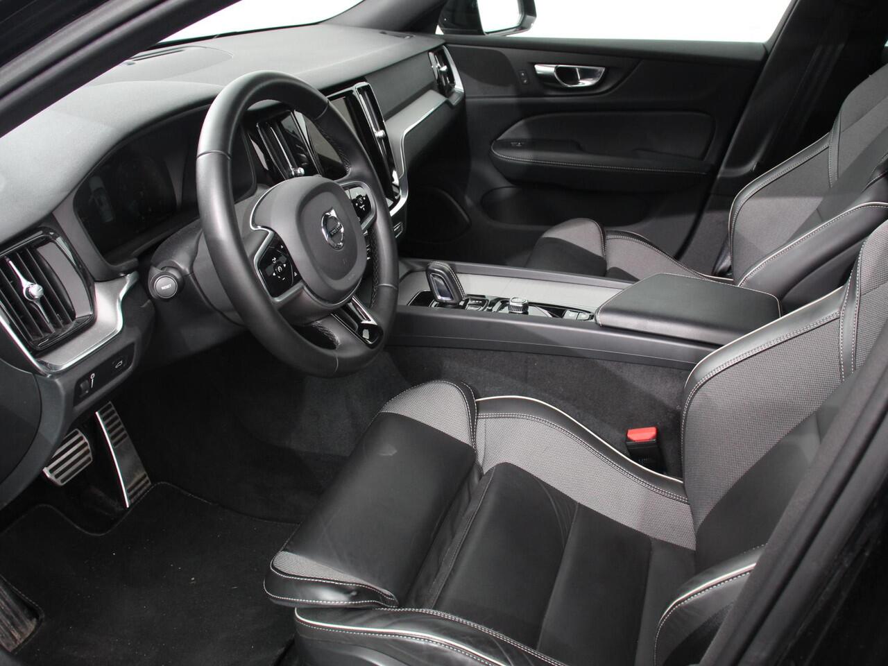 Volvo V60 2.0 B4 R-Design Navigatie Climate control Cruise control adaptive Parkeersensoren Achteruitrijcamera Keyless Navigatie Apple Carplay/ Android Auto