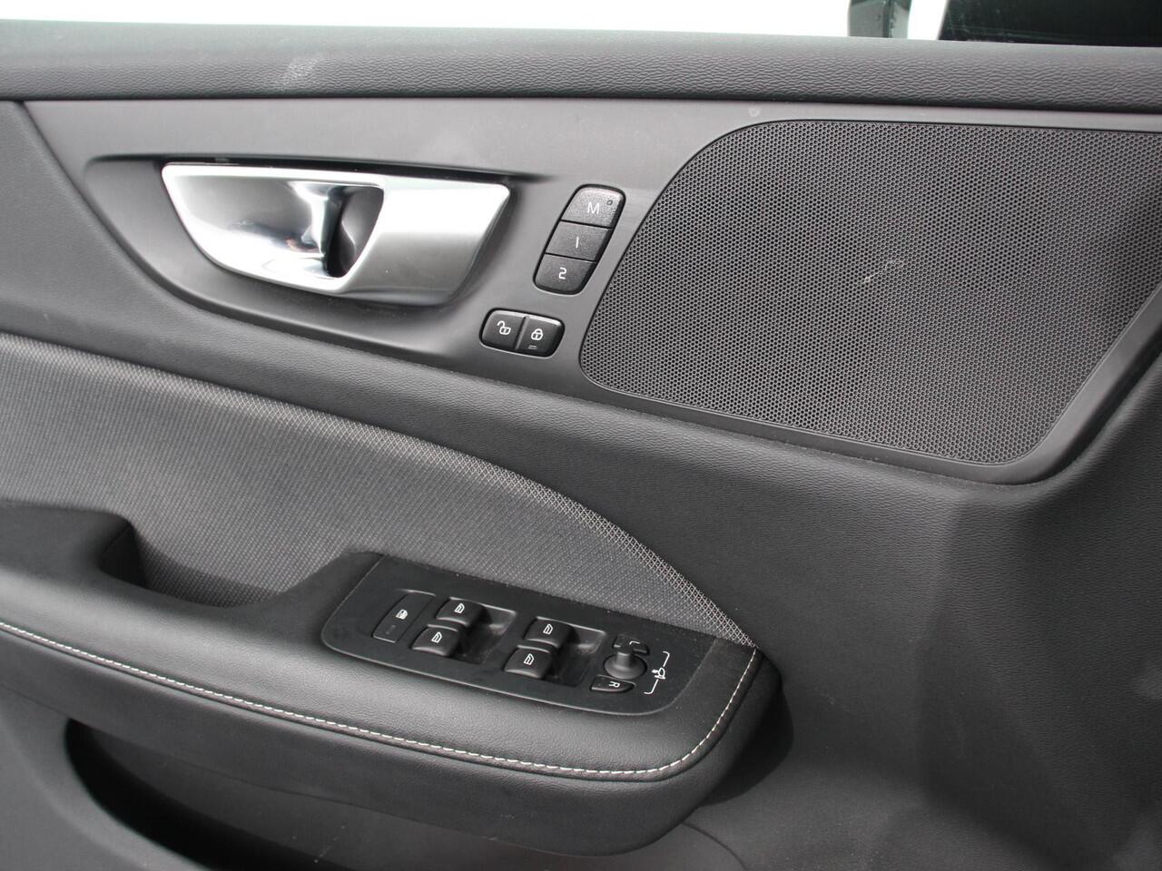 Volvo V60 2.0 B4 R-Design Navigatie Climate control Cruise control adaptive Parkeersensoren Achteruitrijcamera Keyless Navigatie Apple Carplay/ Android Auto