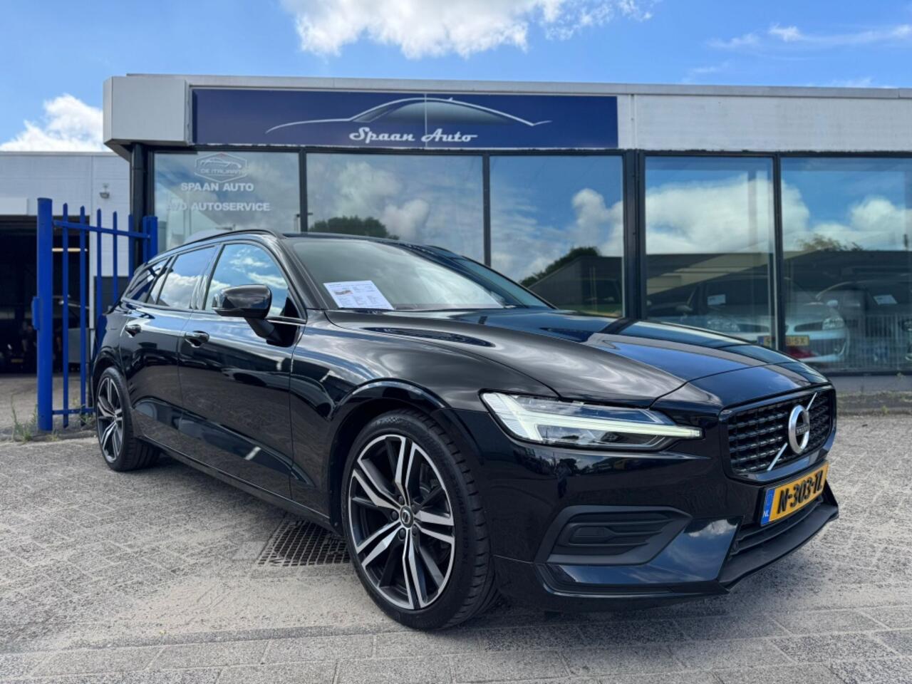 Volvo V60 2.0 B3 R-design Momentum Advantage l Automaat l Led l Carplay
