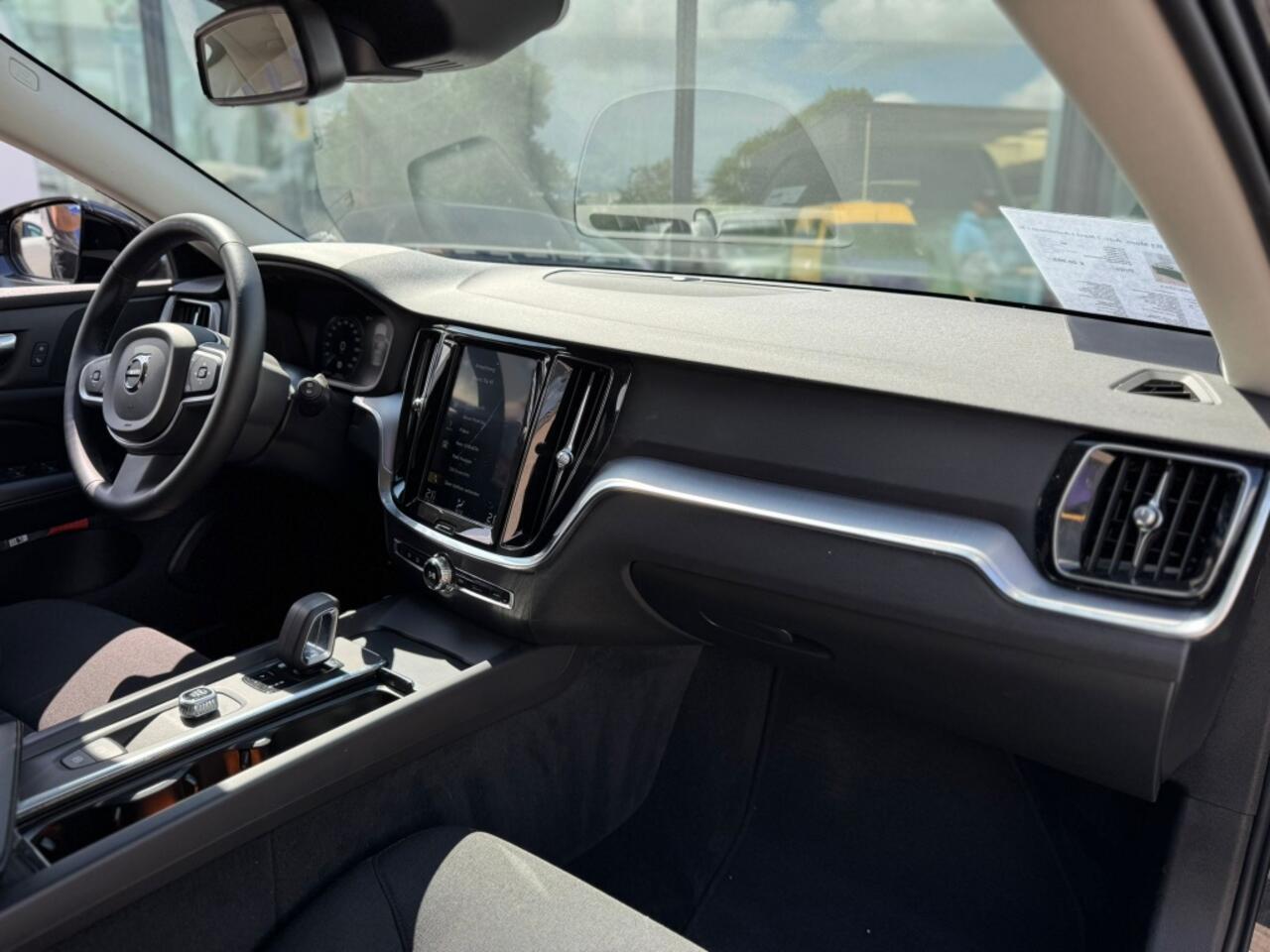 Volvo V60 2.0 B3 R-design Momentum Advantage l Automaat l Led l Carplay