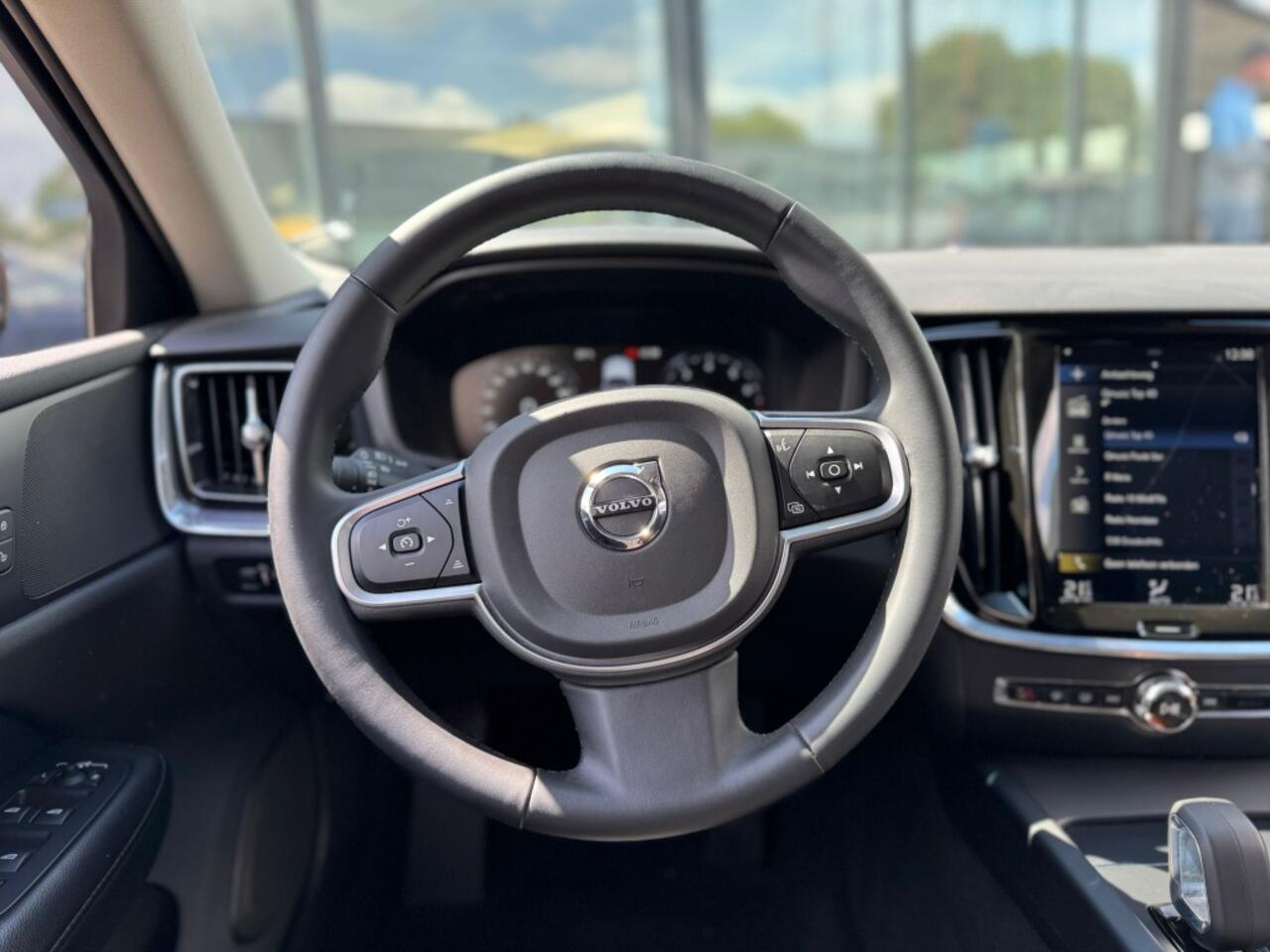 Volvo V60 2.0 B3 R-design Momentum Advantage l Automaat l Led l Carplay