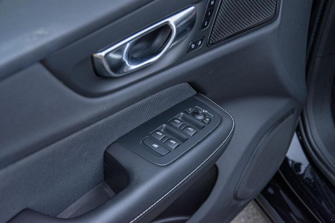 Volvo V60 2.0 T8 PIH AWD R-DESIGN / LONG RANGE