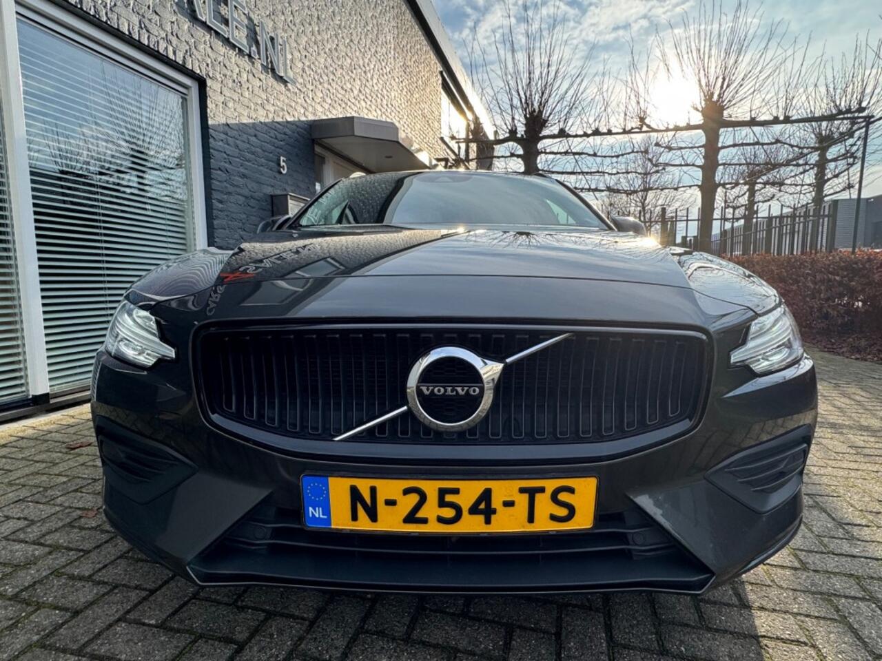 Volvo V60 2.0 B3 Autom Advantage + Led + Lmv + Navi + D-Glas - 2022!