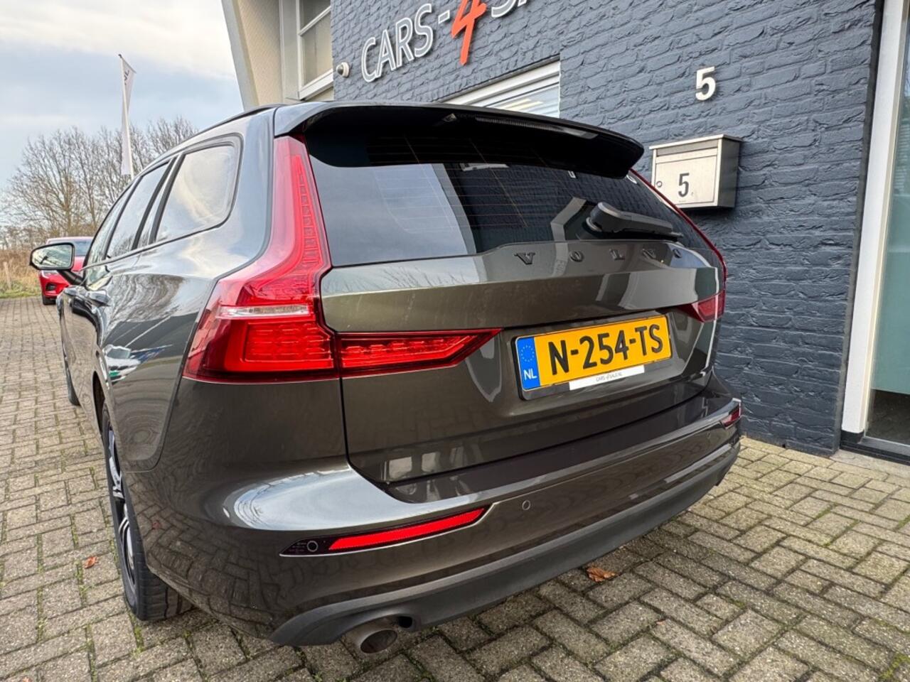 Volvo V60 2.0 B3 Autom Advantage + Led + Lmv + Navi + D-Glas - 2022!