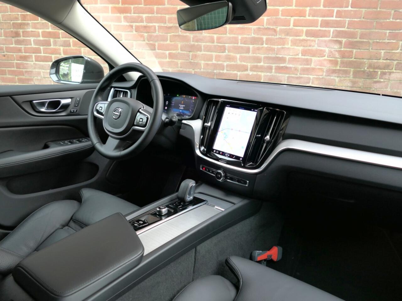 Volvo V60 2.0 B3 Plus Bright 12 MND garantie / Facelift / Google infotainm