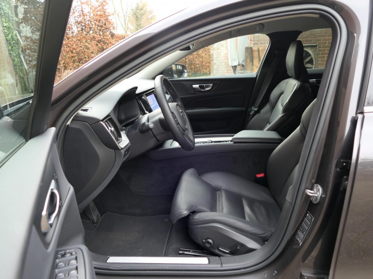 Volvo V60 2.0 B3 Plus Bright 12 MND garantie / Facelift / Google infotainm