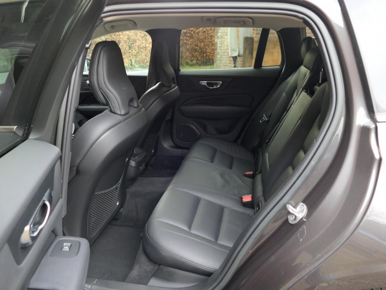 Volvo V60 2.0 B3 Plus Bright 12 MND garantie / Facelift / Google infotainm