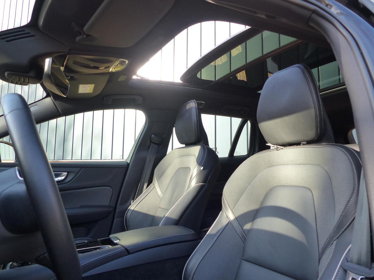 Volvo V60 T6 Recharge AWD R-Design |Schuifdak| Trekhaak| Long Range|