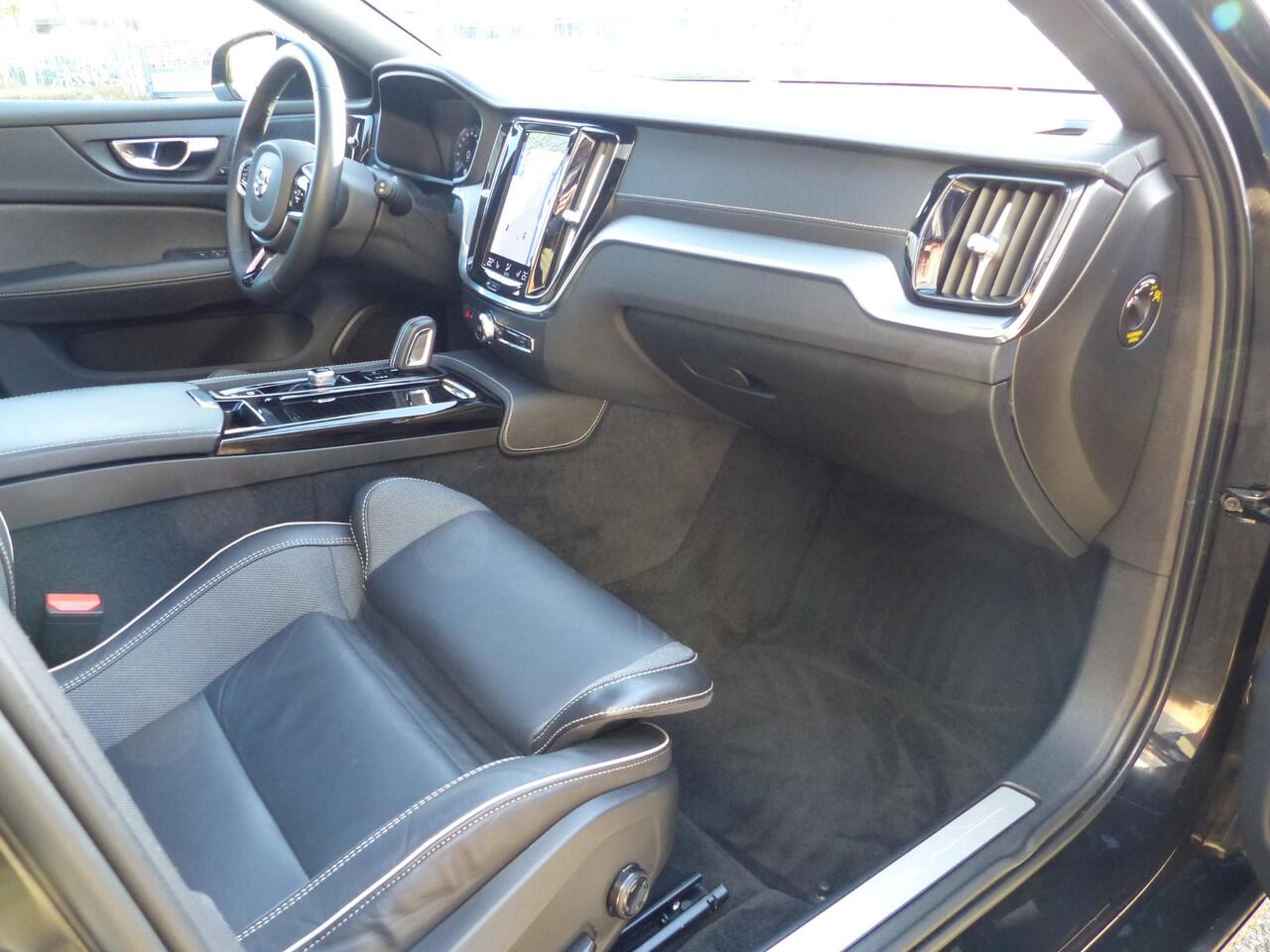 Volvo V60 T6 Recharge AWD R-Design |Schuifdak| Trekhaak| Long Range|