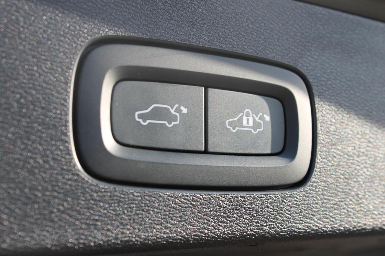 Volvo V60 T6 350PK Automaat Recharge AWD Inscription Panoramisch schuif-kanteldak / Semi elektrisch wegklapbare trekhaak / DAB+ / Apple Carplay / Lederen bekleding / 360graden camera