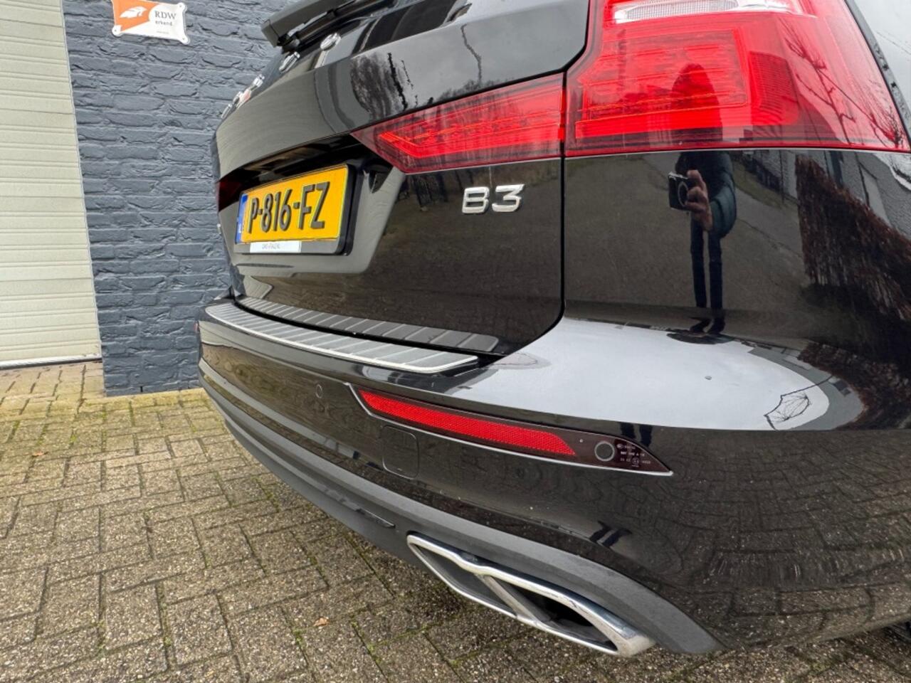 Volvo V60 2.0 B3 Autom Advantage + Led + 18 inch Lmv + Navi + D-Glas - 2022!