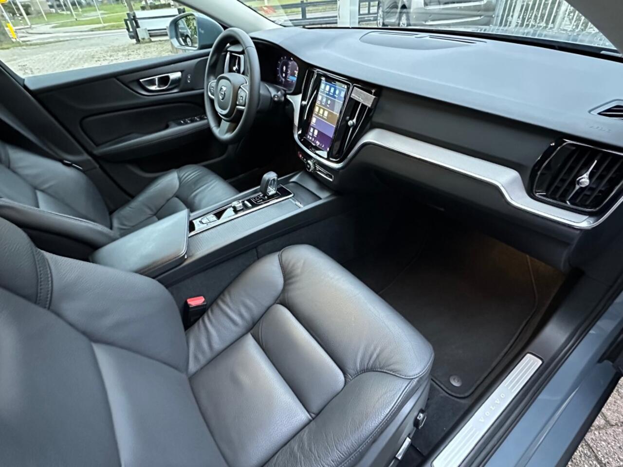 Volvo V60 2.0 B3 ESSENTIAL Automaat Navi Leer Cruise Trekhaak