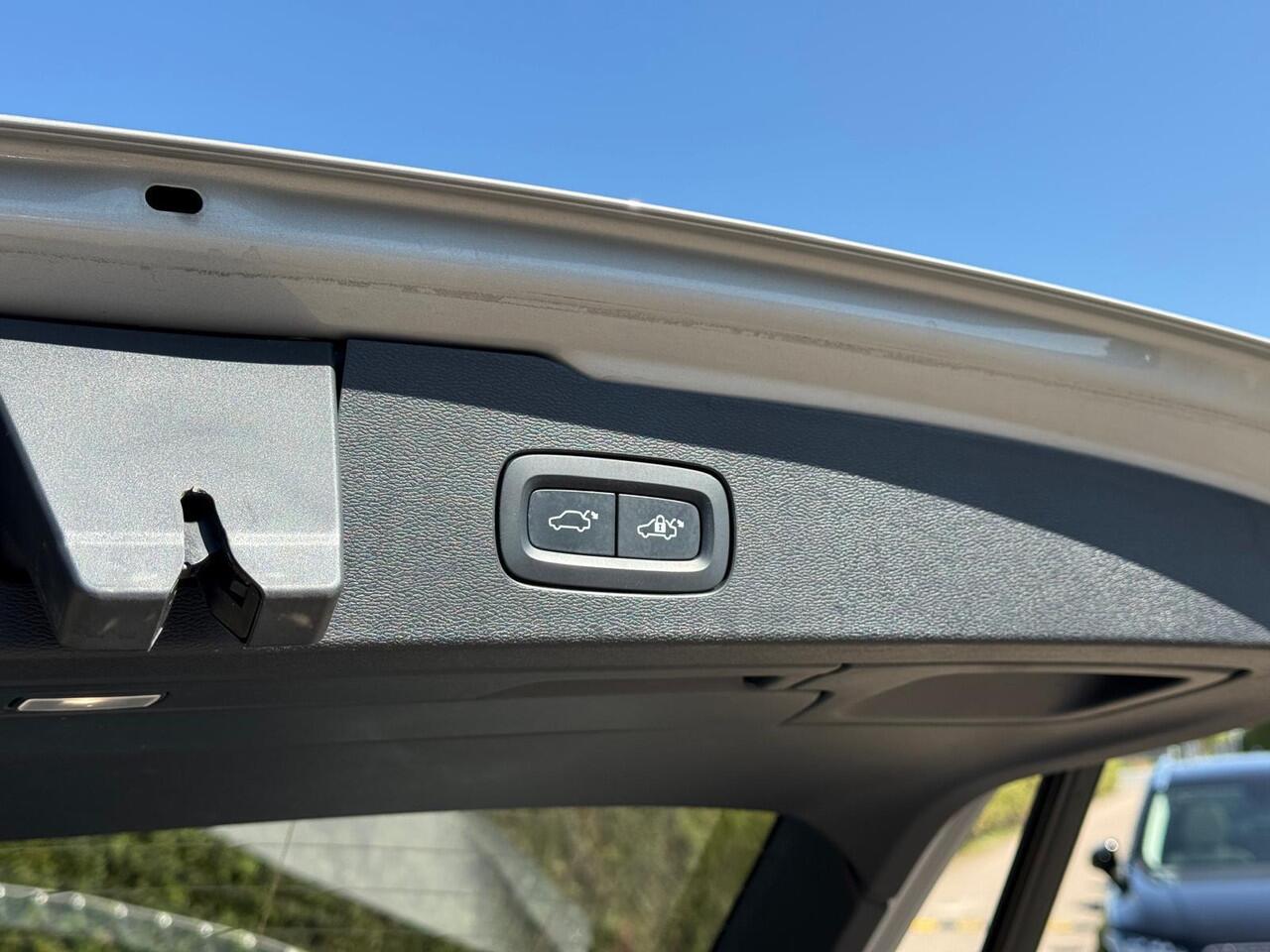 Volvo V60 2.0 B3 Plus Dark