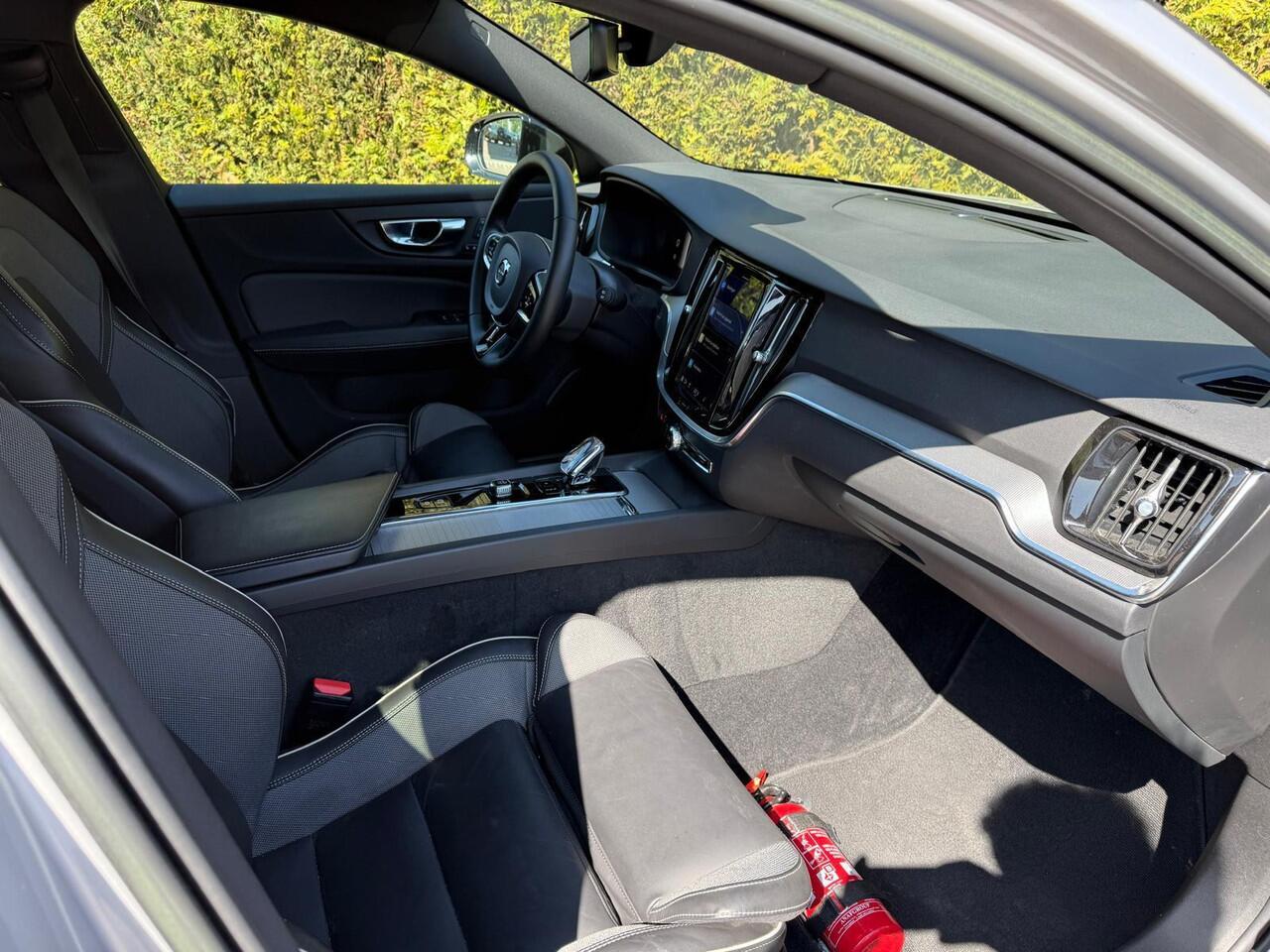 Volvo V60 2.0 B3 Plus Dark