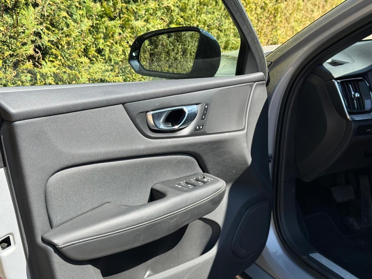 Volvo V60 2.0 B3 Plus Dark