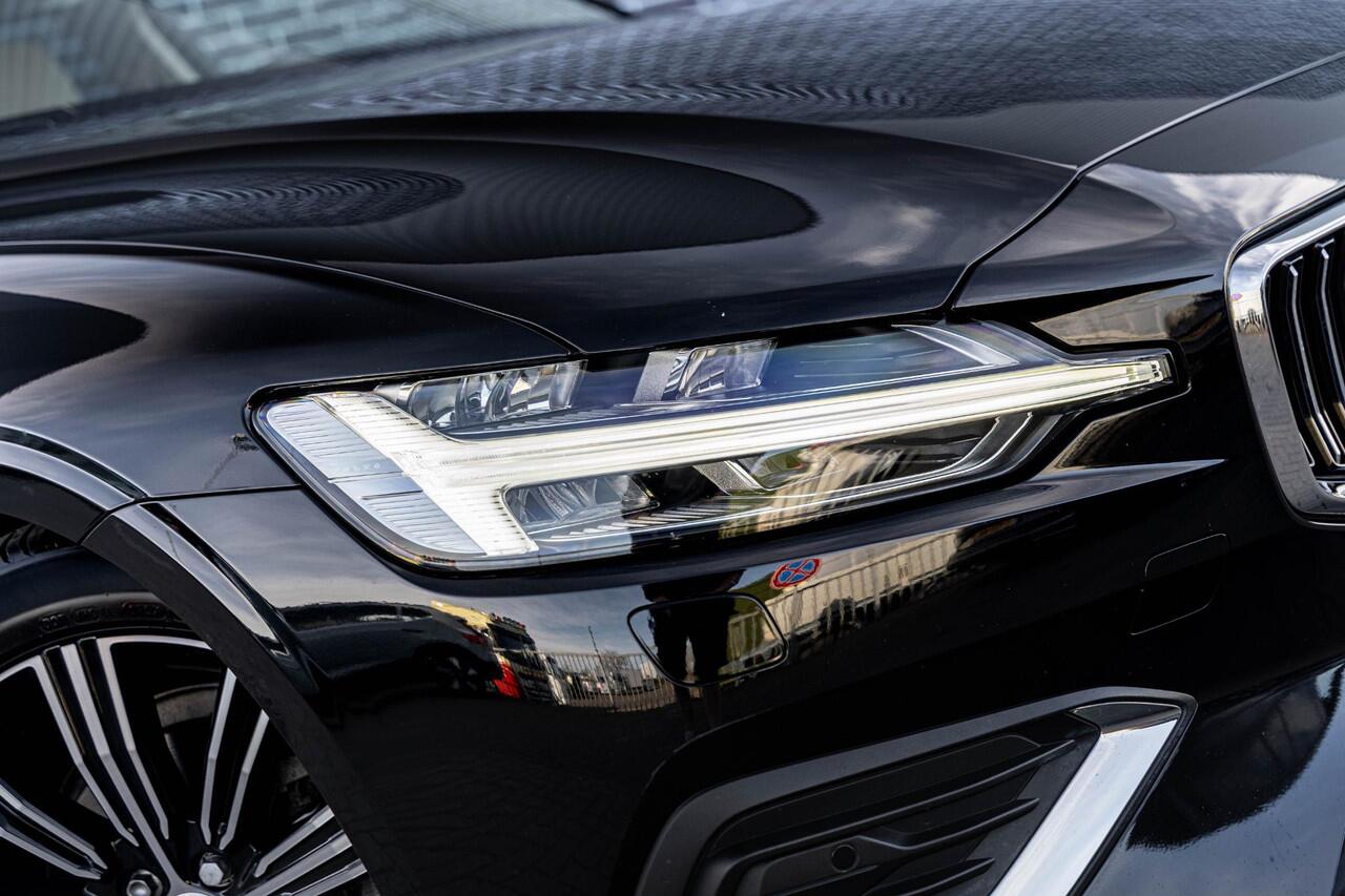 Volvo V60 2.0 B4 Plus Bright | Navigatie | Apple Carplay | Android Auto | Lederen Bekleding | Stoelverwarming | Achteruitrijcamera | Parkeersensoren | Lichtmetalen Velgen | Keyless Entry | Elektrische Achterklep