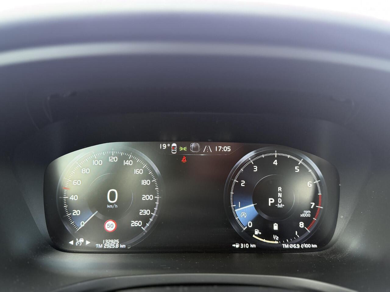 Volvo V60 2.0 B3 Momentum | Stoel/stuur verwarming | Adaptieve cruise | Parkeersensoren V+A | Parkeercamera | Apple carplay/android auto | BLIS | Lederen bekleding | Metallic lak |