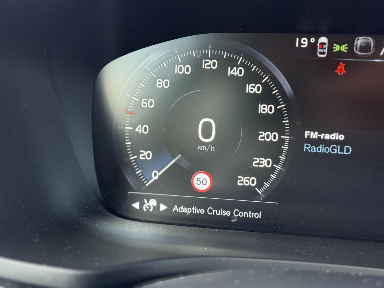 Volvo V60 2.0 B3 Momentum | Stoel/stuur verwarming | Adaptieve cruise | Parkeersensoren V+A | Parkeercamera | Apple carplay/android auto | BLIS | Lederen bekleding | Metallic lak |