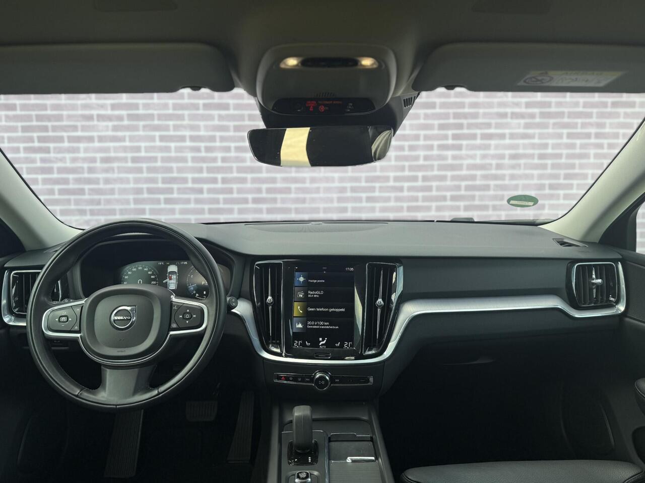 Volvo V60 2.0 B3 Momentum | Stoel/stuur verwarming | Adaptieve cruise | Parkeersensoren V+A | Parkeercamera | Apple carplay/android auto | BLIS | Lederen bekleding | Metallic lak |
