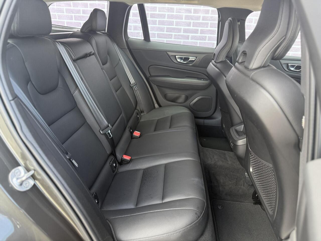 Volvo V60 2.0 B3 Momentum | Stoel/stuur verwarming | Adaptieve cruise | Parkeersensoren V+A | Parkeercamera | Apple carplay/android auto | BLIS | Lederen bekleding | Metallic lak |