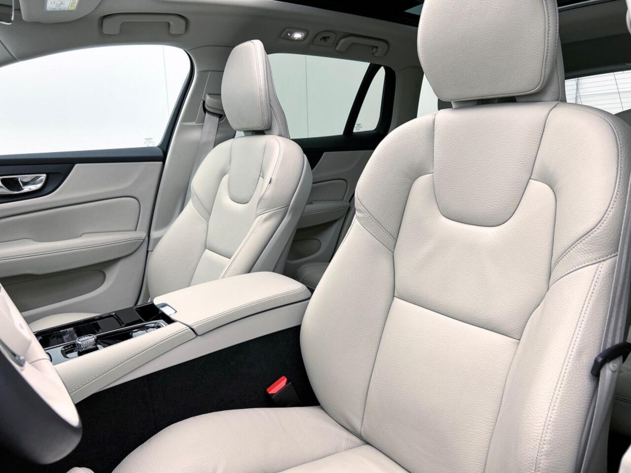 Volvo V60 2.0 T6 AWD Ultimate Bright | 360° Camera | Trekhaak | Panoramada