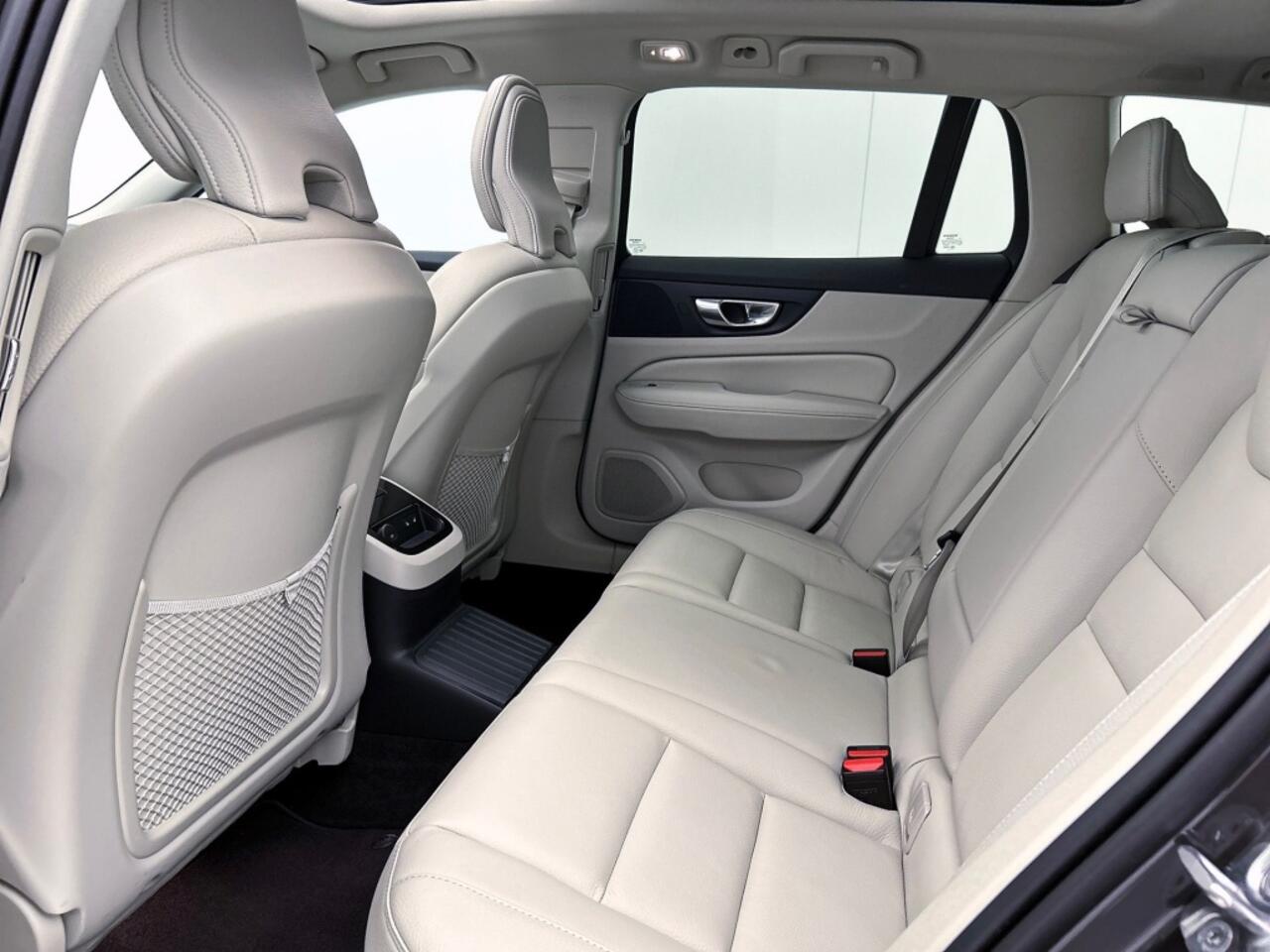 Volvo V60 2.0 T6 AWD Ultimate Bright | 360° Camera | Trekhaak | Panoramada