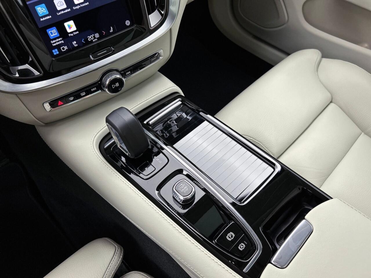 Volvo V60 2.0 T6 AWD Ultimate Bright | 360° Camera | Trekhaak | Panoramada