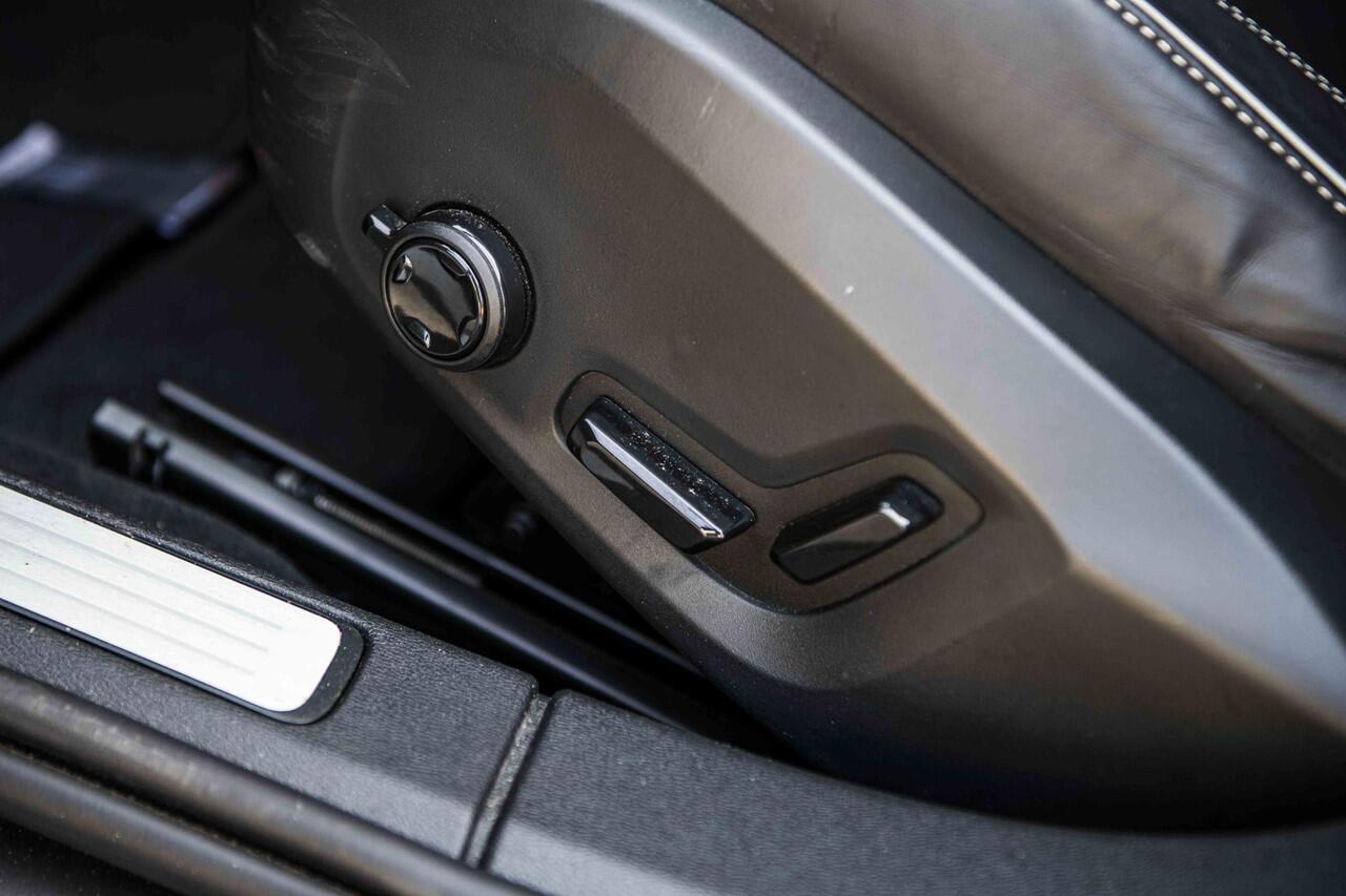 Volvo V60 2.0 B4 Plus Dark | Adaptive Cruise Control | 19" | Camera | Apple Carplay | Memory Seats | Leder | LED |