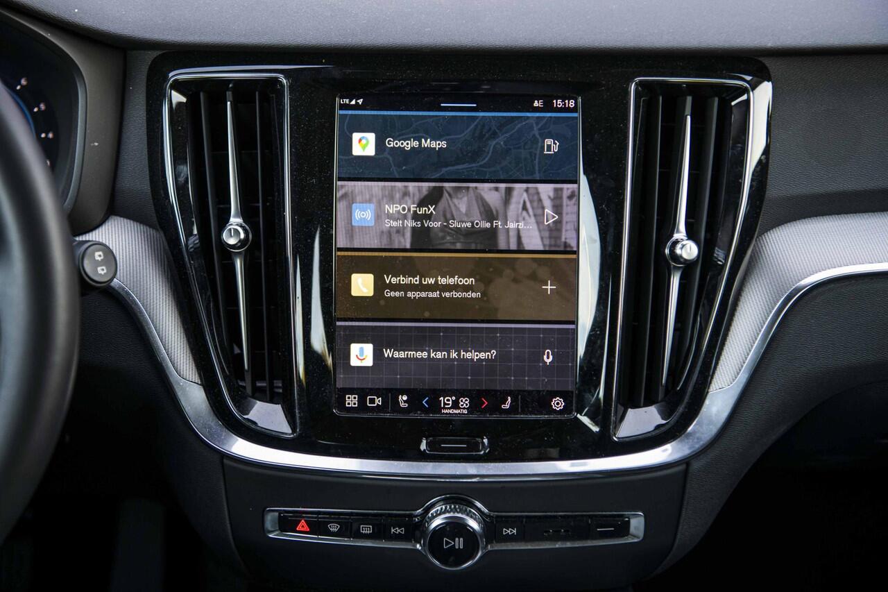 Volvo V60 2.0 B3 Essential Edition | Sport Pack | 19" Black Edition Velgen | Leder | Adaptieve Cruise Control | Stoelverwarming | Park Assist |