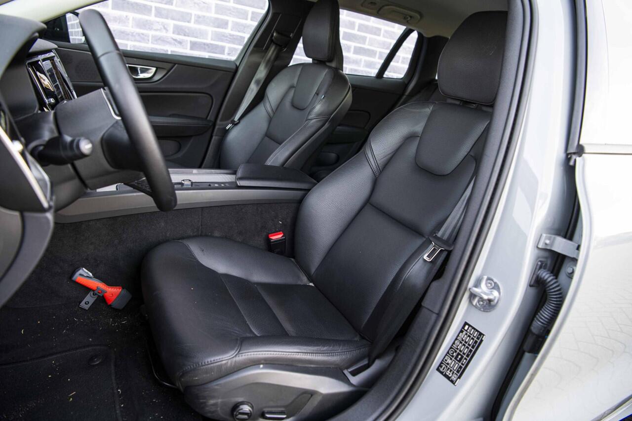 Volvo V60 2.0 B3 Essential Edition | Sport Pack | 19" Black Edition Velgen | Leder | Adaptieve Cruise Control | Stoelverwarming | Park Assist |