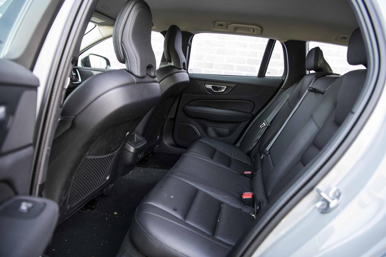 Volvo V60 2.0 B3 Essential Edition | Sport Pack | 19" Black Edition Velgen | Leder | Adaptieve Cruise Control | Stoelverwarming | Park Assist |