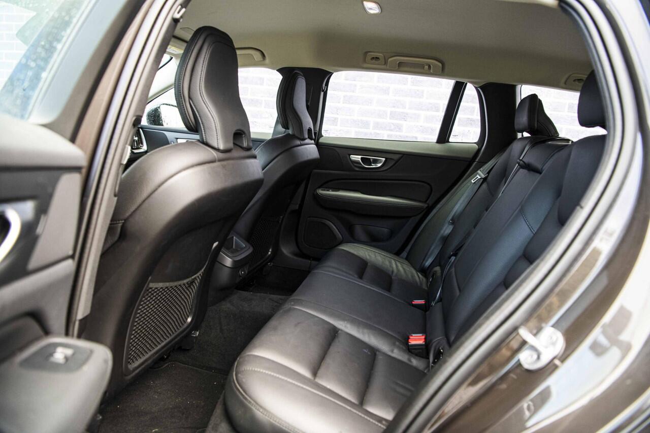 Volvo V60 2.0 B3 Essential Edition | Sport Pack | 19" Black Edition Velgen | Leder | Adaptieve Cruise Control | Stoelverwarming | Park Assist |