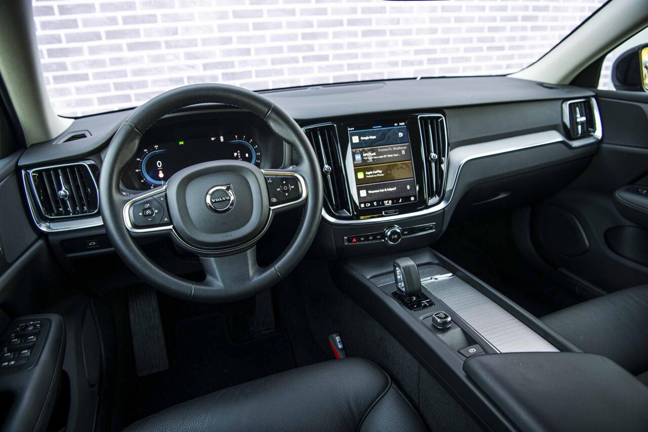 Volvo V60 2.0 B3 Essential Edition | Sport Pack | 19" Black Edition Velgen | Leder | Adaptieve Cruise Control | Stoelverwarming | Park Assist |