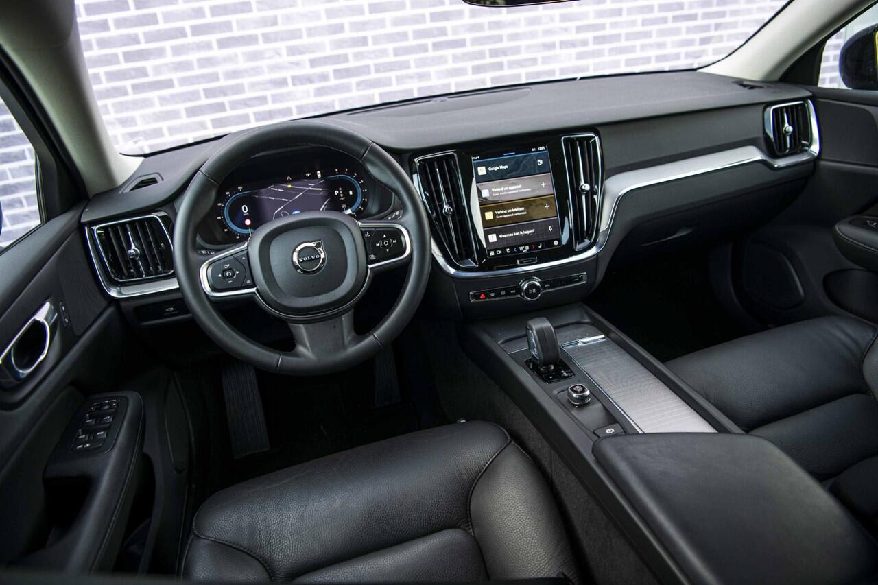 Volvo V60 2.0 B3 Essential Edition | Sport Pack | 19" Black Edition Velgen | Leder | Adaptieve Cruise Control | Stoelverwarming | Park Assist |