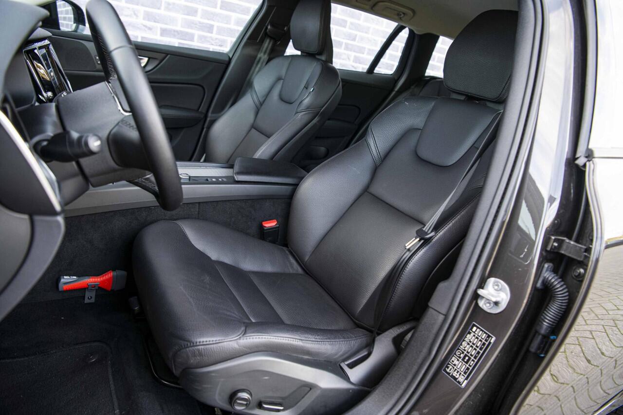 Volvo V60 2.0 B3 Essential Edition | Sport Pack | 19" Black Edition Velgen | Leder | Adaptieve Cruise Control | Stoelverwarming | Park Assist |