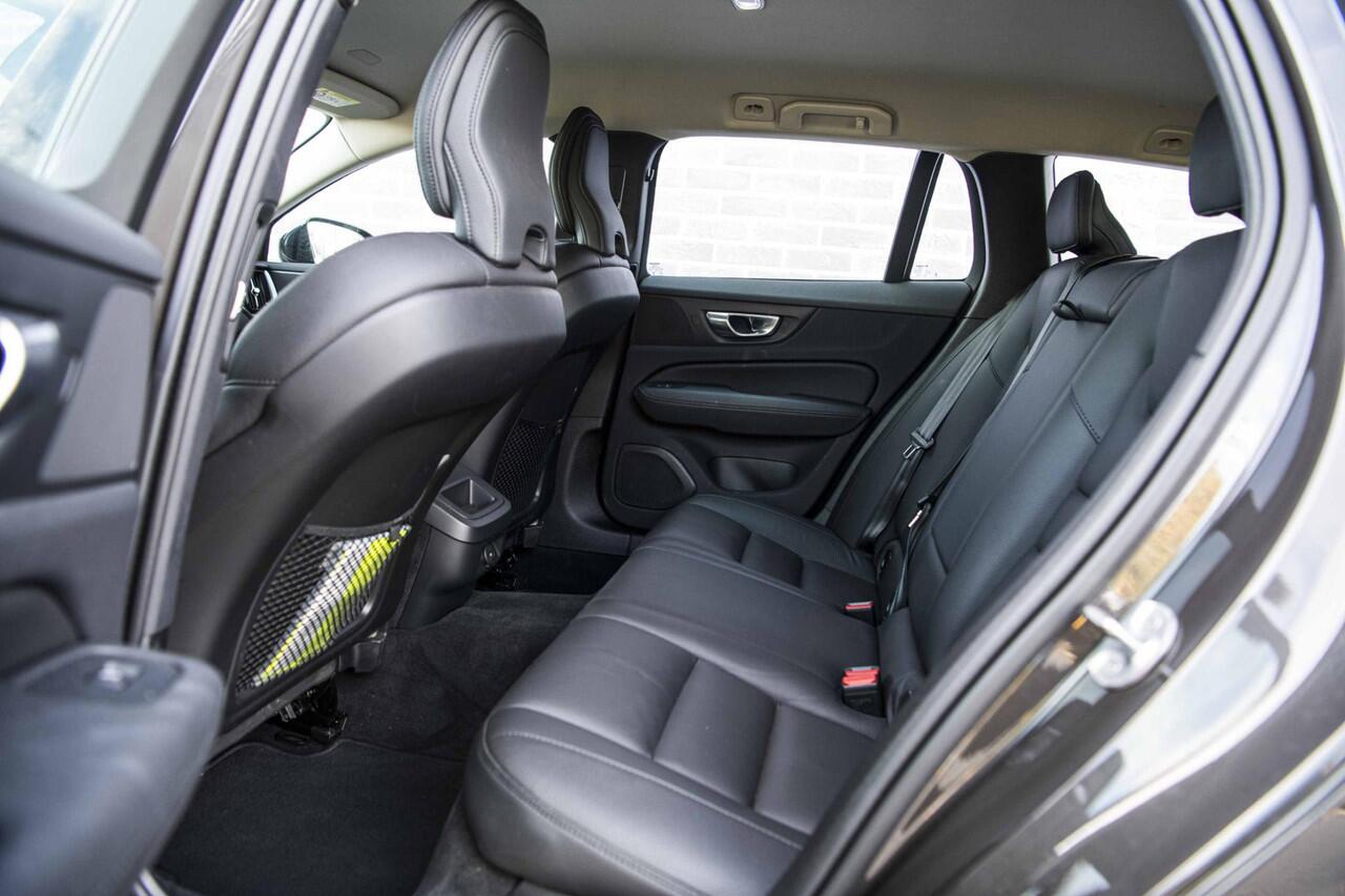 Volvo V60 2.0 B3 Essential Edition | Sport Pack | 19" Black Edition Velgen | Leder | Adaptieve Cruise Control | Stoelverwarming | Park Assist |