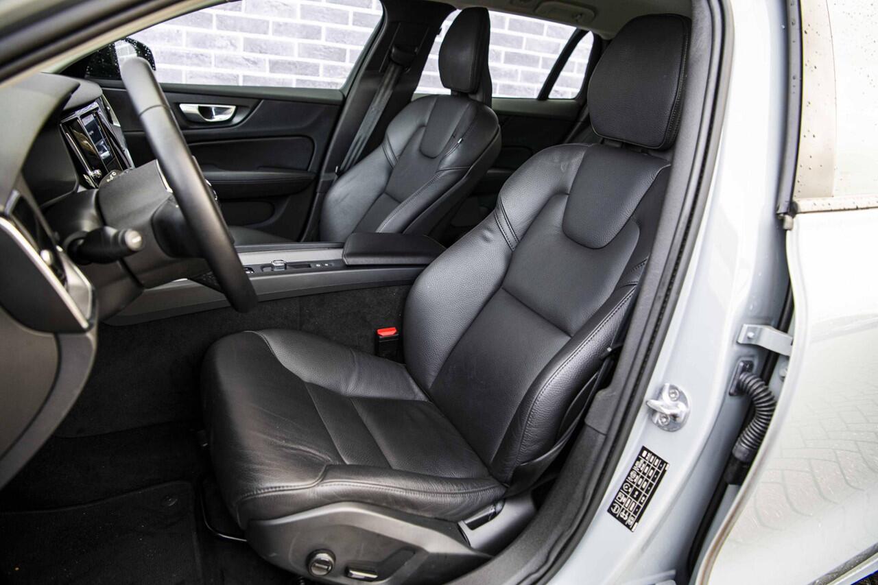 Volvo V60 2.0 B3 Essential Edition | Sport Pack | 19" Black Edition Velgen | Leder | Adaptieve Cruise Control | Stoelverwarming | Park Assist |