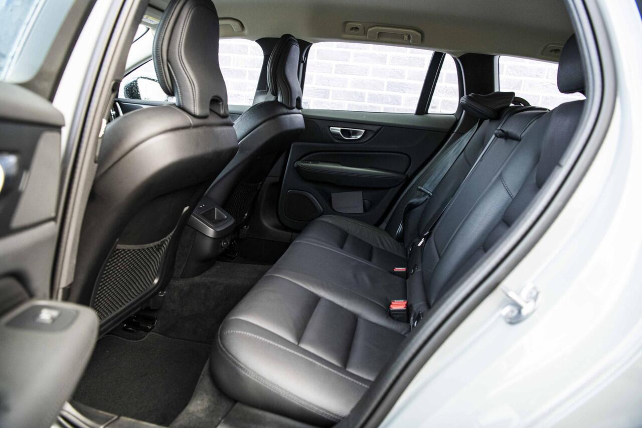 Volvo V60 2.0 B3 Essential Edition | Sport Pack | 19" Black Edition Velgen | Leder | Adaptieve Cruise Control | Stoelverwarming | Park Assist |