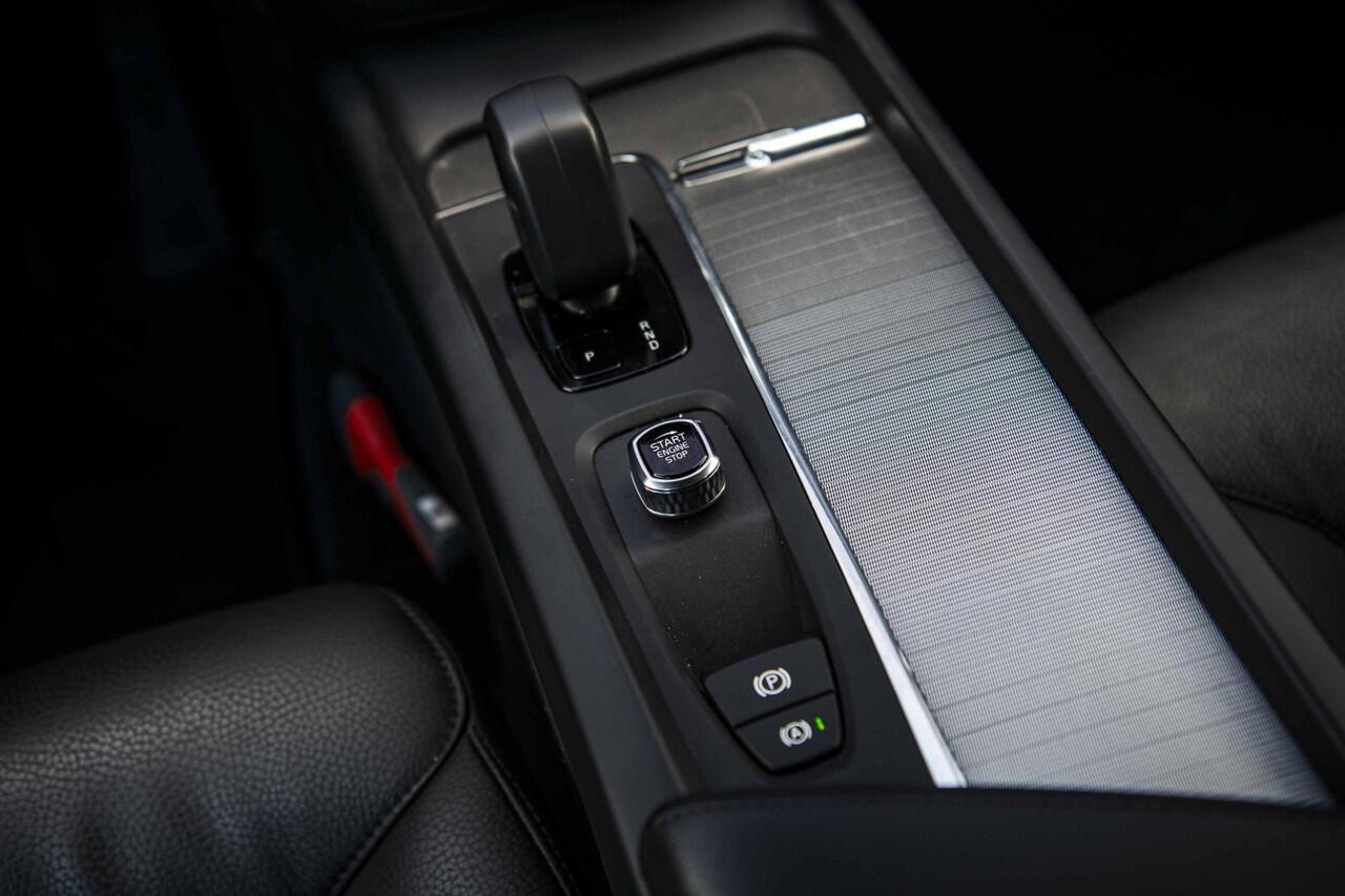 Volvo V60 2.0 B3 Essential Edition | Sport Pack | 19" Black Edition Velgen | Leder | Adaptieve Cruise Control | Stoelverwarming | Park Assist |