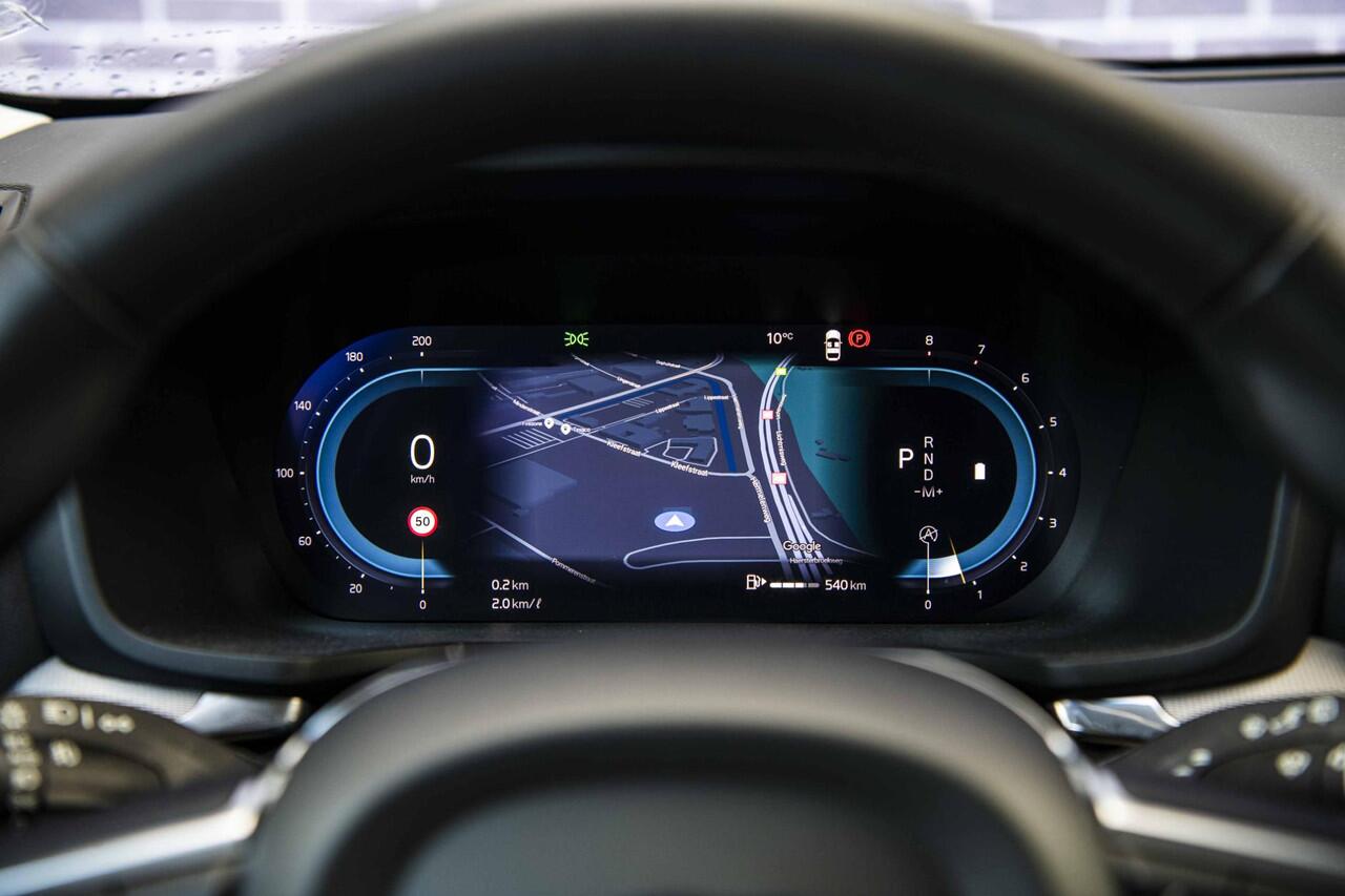 Volvo V60 2.0 B3 Essential Edition | Sport Pack | 19" Black Edition Velgen | Leder | Adaptieve Cruise Control | Stoelverwarming | Park Assist |