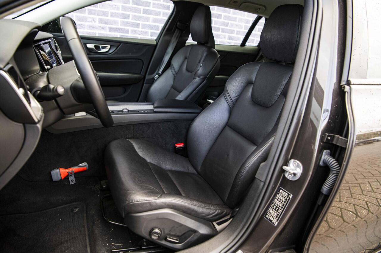 Volvo V60 2.0 B3 Essential Edition | Sport Pack | 19" Black Edition Velgen | Leder | Adaptieve Cruise Control | Stoelverwarming | Park Assist |