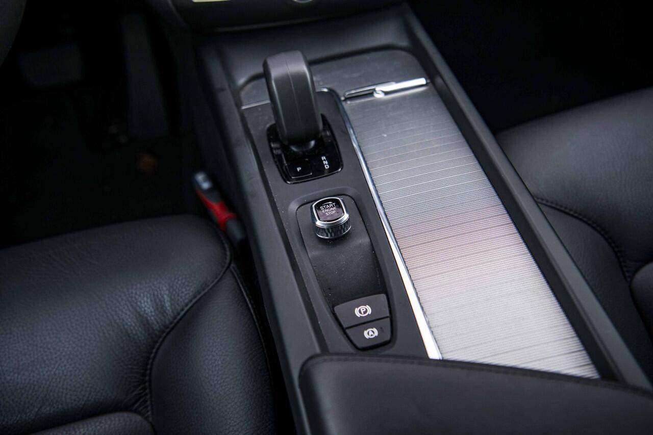 Volvo V60 2.0 B3 Essential Edition | Sport Pack | 19" Black Edition Velgen | Leder | Adaptieve Cruise Control | Stoelverwarming | Park Assist |