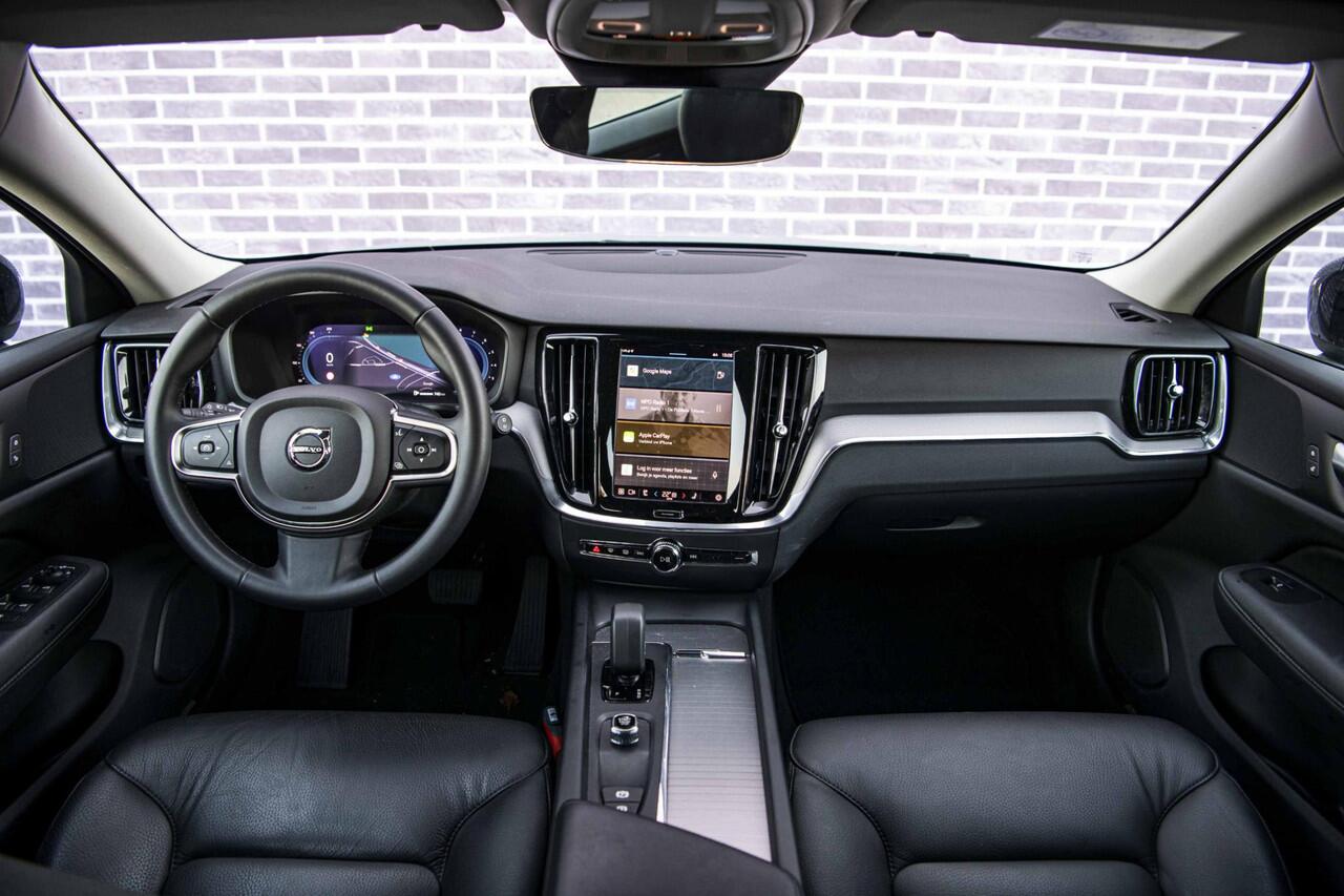 Volvo V60 2.0 B3 Essential Edition | Sport Pack | 19" Black Edition Velgen | Leder | Adaptieve Cruise Control | Stoelverwarming | Park Assist |