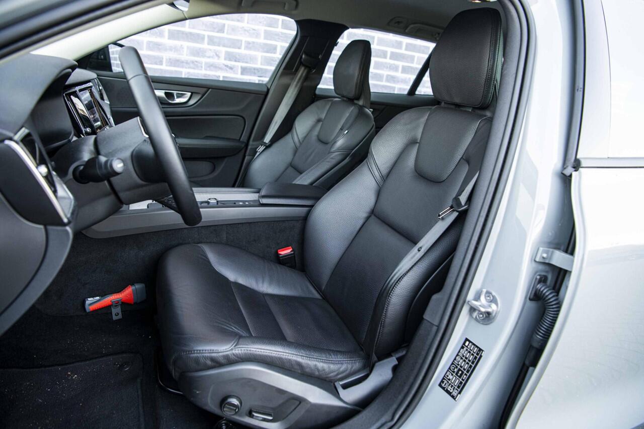 Volvo V60 2.0 B3 Essential Edition | Sport Pack | 19" Black Edition Velgen | Leder | Adaptieve Cruise Control | Stoelverwarming | Park Assist |